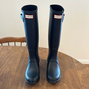 Size 8 black Hunter Rain Boots